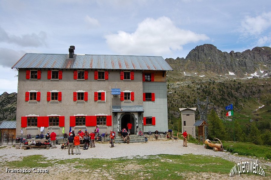 18 Quanta gente al rifugio.jpg